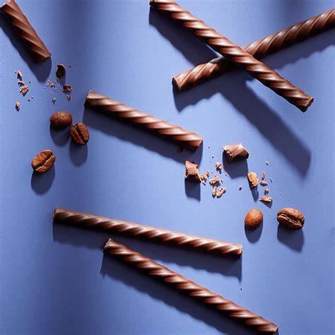 Schoko-Stäbchen und Confiserie-Auslage