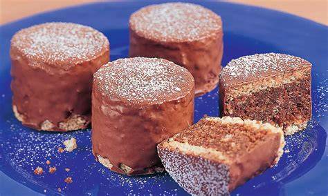 Schoko-Stollen aufgeschnitten mit Puderzucker bestäubt
