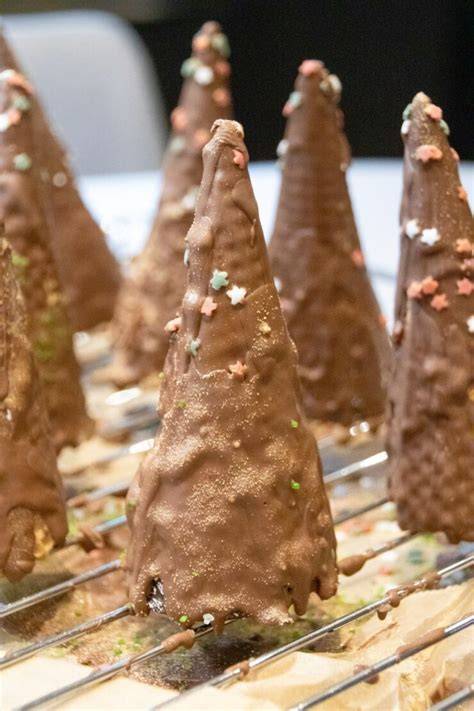 Schoko-Tannenbäume und Spekulatius-Kekse als Dessert-Deko