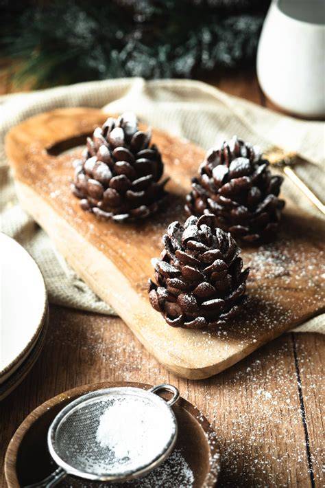 Schoko-Tannenzapfen auf weihnachtlich dekoriertem Teller