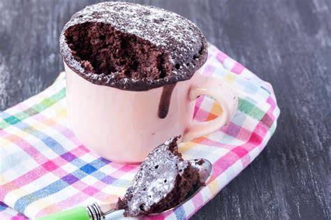 Schoko-Tassenkuchen mit Erdnusskern und Beeren-Topping
