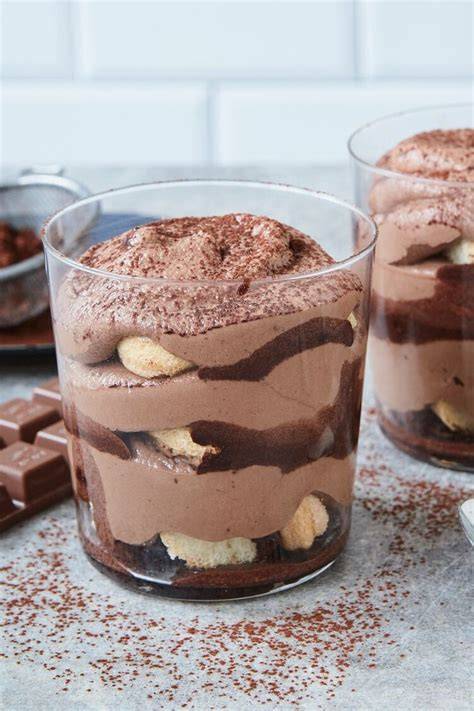 Schoko-Tiramisu im Glas mit Löffelbiskuits und Mascarponecreme