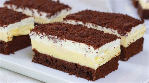 Schoko-Vanille Puddingschnitten angerichtet mit Amarenakirsche