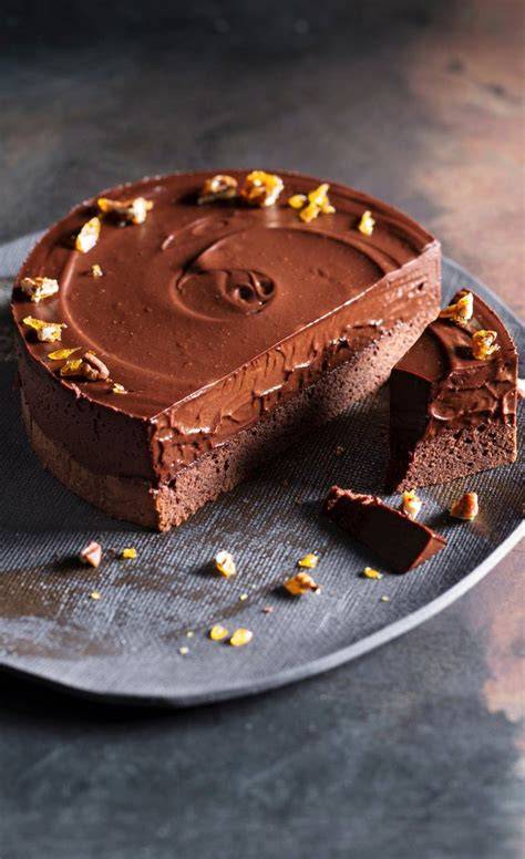 Schoko-Vanille-Kuchen angeschnitten auf einer Tortenplatte