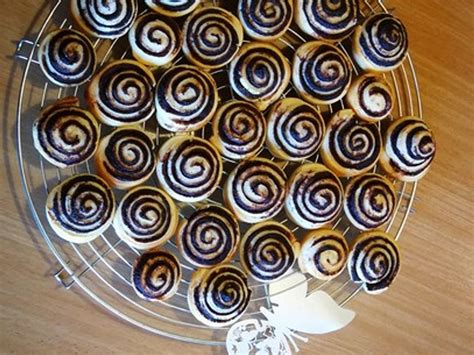 Schoko-Vanille-Schnecken auf Tablett