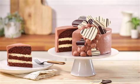 Schoko-Vanille-Torte angeschnitten auf Tortenplatte