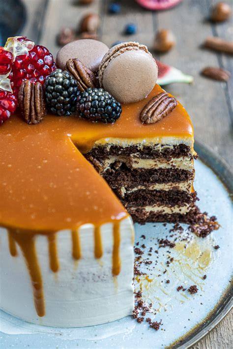 Schoko-Vanille-Torte mit Herzen-Deko
