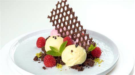 Schoko-Waben aus weißer Schokolade auf Luftpolsterfolie als Dessert-Deko