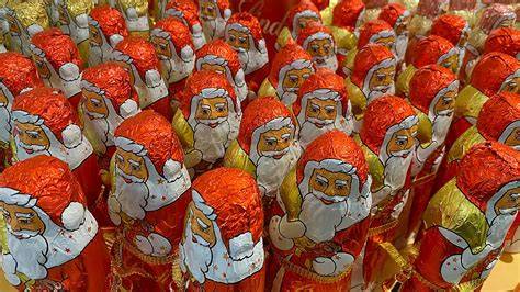 Schoko-Weihnachtsmänner im Supermarktregal