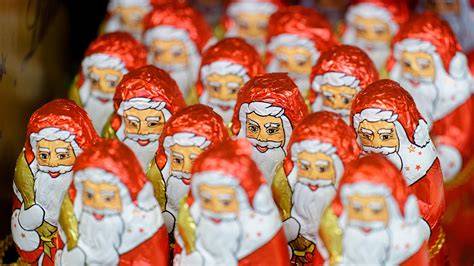 Schoko-Weihnachtsmänner im Supermarktregal nach Weihnachten
