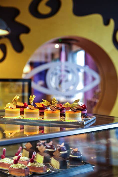 SchokoWelt Innenansicht mit KaffeeBar und Pralinentheke