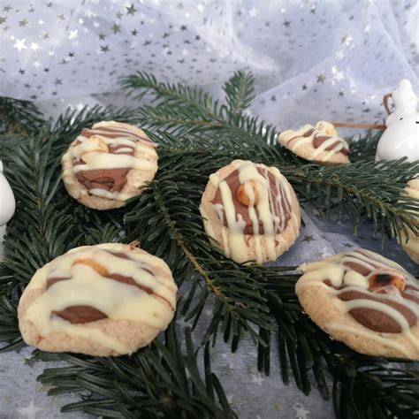 Schokobällchen auf Plätzchenteller, servierfertig