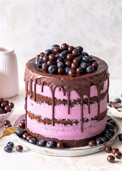 Schokoböden mit blauer Blaubeercreme und rosa Drip-Frosting