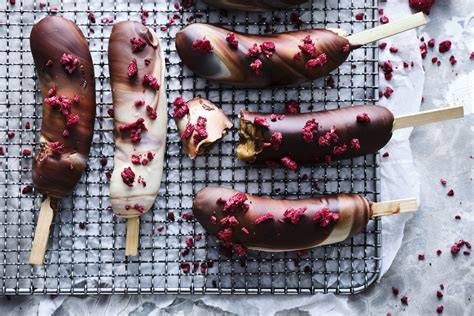 Schokobananen am Stiel mit Himbeer-Topping