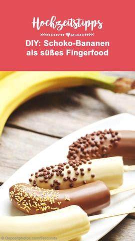 Schokobananen werden mit Kuvertüre überzogen
