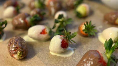 Schokobedeckte Erdbeeren auf Backpapier