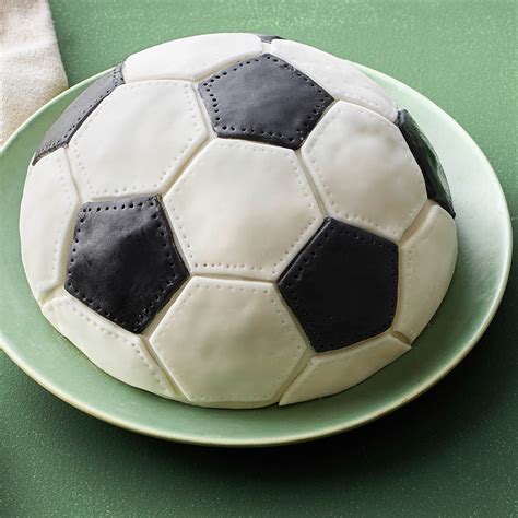 Schokobiskuit-Fußballtorte
