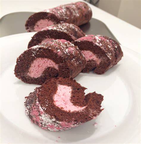 Schokobiskuitrolle mit Preiselbeersahne und Schokoraspeln