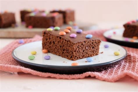 Schokoblechkuchen fertig dekoriert mit Moccabohnen und Streuseln