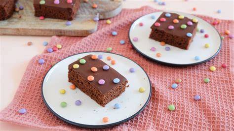 Schokoblechkuchen mit bunten Zuckerstreuseln