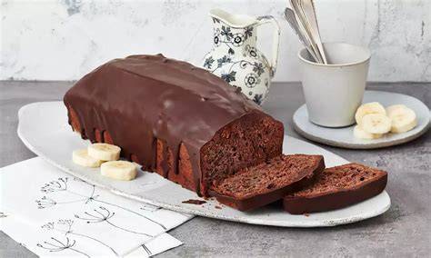 Schokobon-Kuchen angeschnitten auf einer Platte, verschiedene Schichten sichtbar