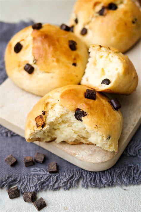 Schokobrötchen auf einem Holzbrett