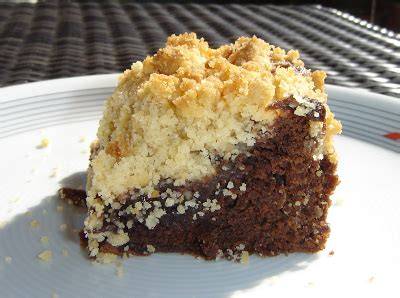 Schokobrownies mit Erdnussbutter-Streuseln auf Teller