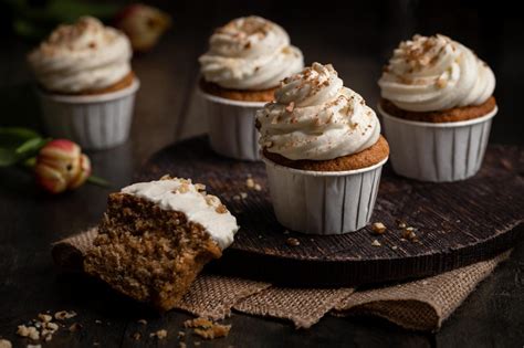 Schokobuttercreme-Topping mit weißen Schokospänen auf Cupcakes
