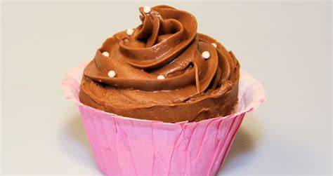 Schokocreme als Topping auf Eis und Kuchen