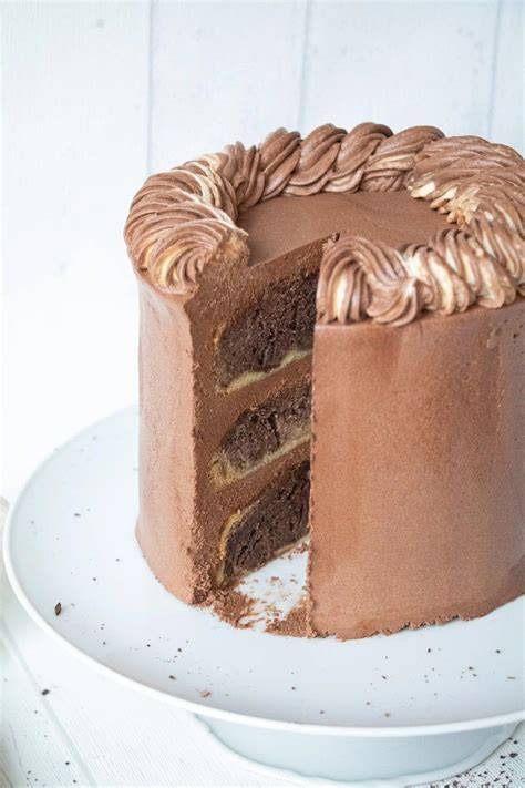 Schokocreme auf Kuchen glattgestrichen mit Garnierkamm Muster