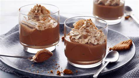 Schokocreme im Glas, mit Löffel