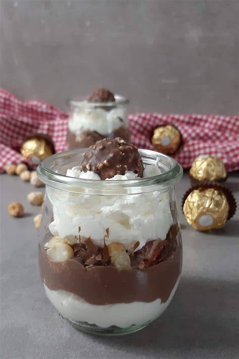 Schokodessert mit gehackter Rotstern Schokolade