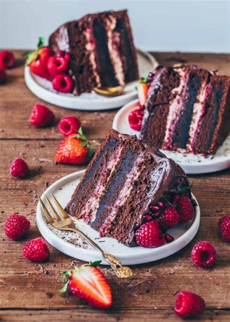 Schokodrip über rosa Torte mit Himbeeren