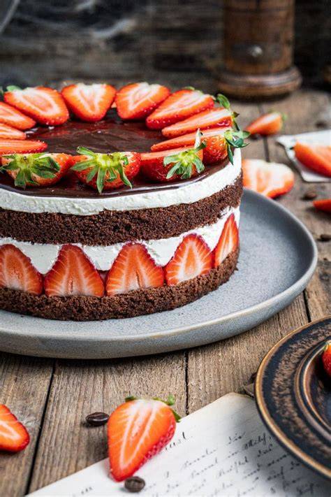 Schokodrip und Schoko-Erdbeeren auf semi-naked Erdbeertorte