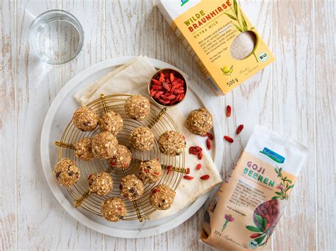 Schokodrops und Früchte als Kuchendekor