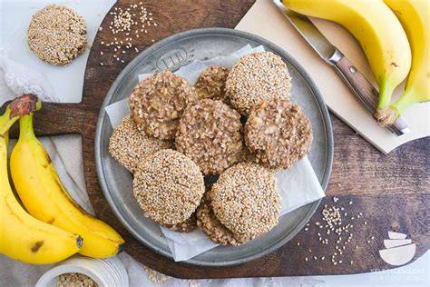 Schokodrops und Nüsse als Zutaten für Bananenkekse