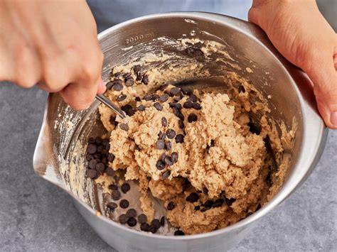 Schokodrops werden unter den Kuchenteig gehoben