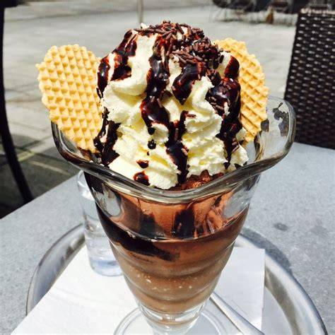 Schokoeisbecher mit Walnusstaler und Sahne