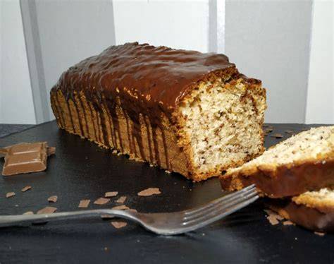 Schokoflockenkuchen mit Glasur und Schokostücken