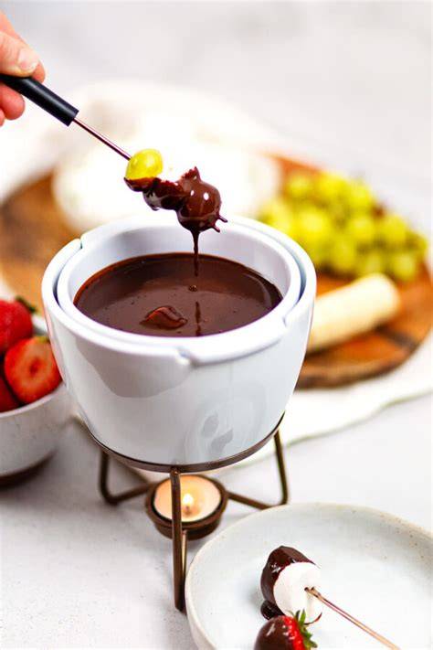 Schokofondue mit Birne und Beeren