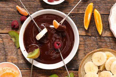 Schokofondue mit Früchten und Keramik-Fonduetopf