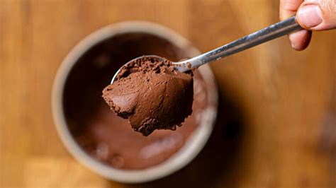 Schokoganache in Schüssel, Löffel taucht ein