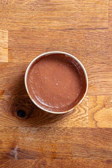 Schokoganache in einer Schüssel, fertig zum Auftragen