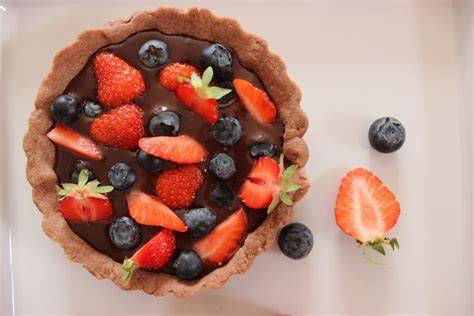 Schokoganache und frische Beeren als Dekoration