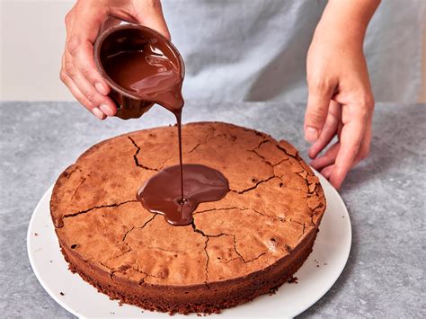 Schokoglasur über Kuchen gießen