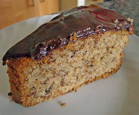 Schokoglasur über Nusskuchen gießen