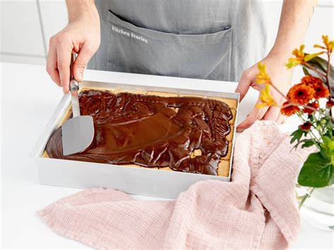 Schokoglasur auf Kuchen auftragen