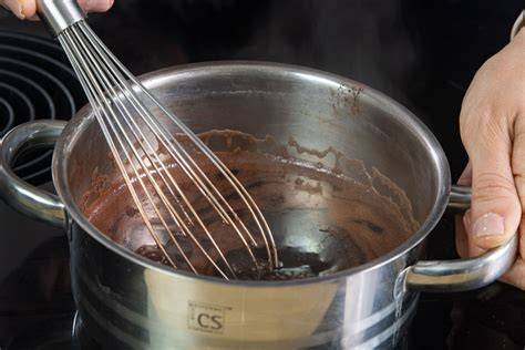 Schokoglasur glänzend temperiert auf Kuchen