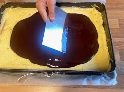 Schokoglasur richtig auf Kuchen verteilen - Schritt für Schritt