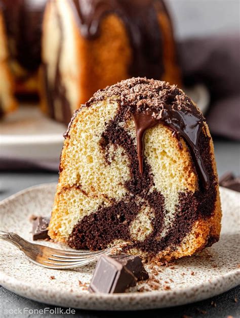 Schokoguss über Marmorkuchen